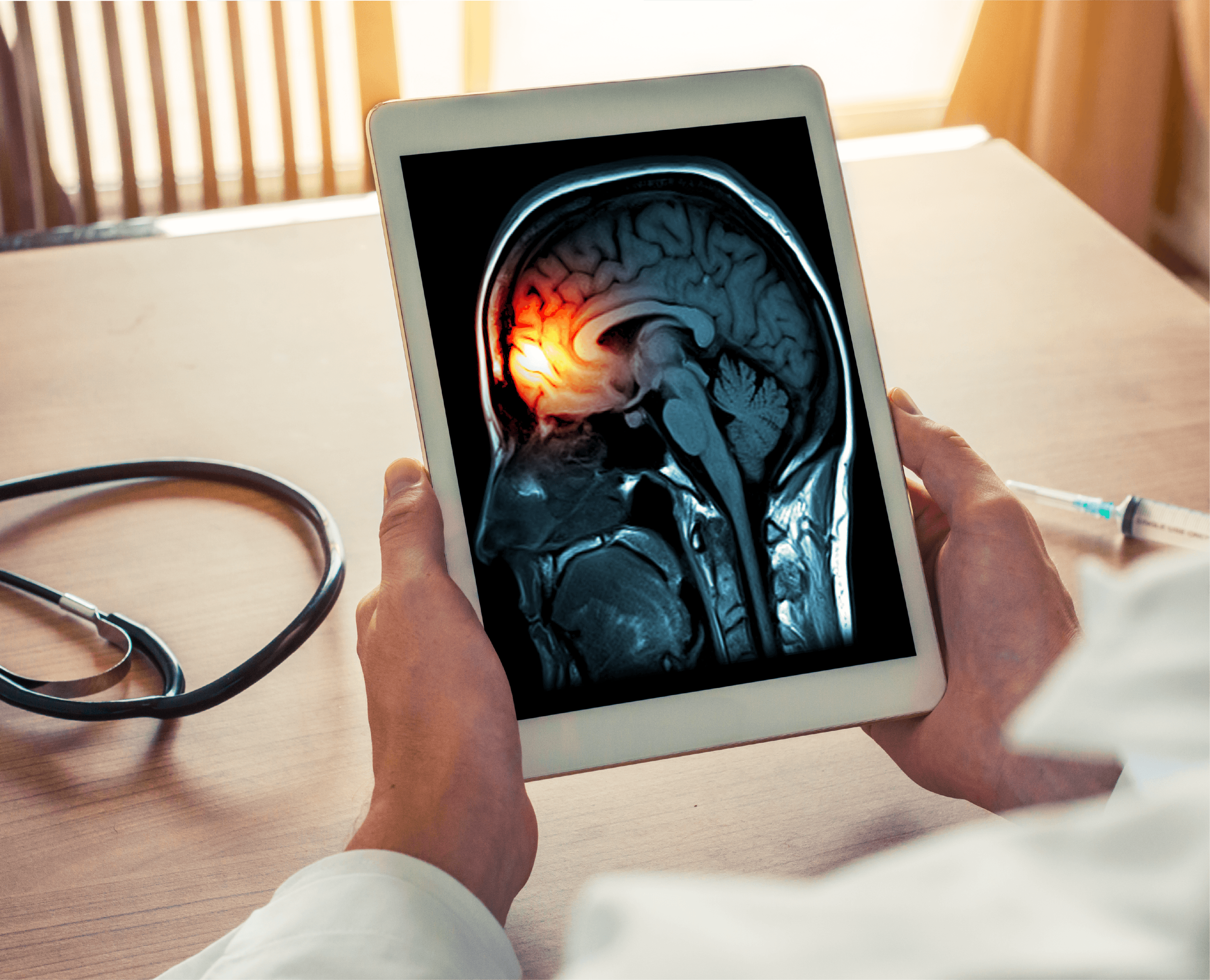 سماعة طبية وملاحظة صفراء لاصقة تحتوي على قائمة مرجعية ونص 'هل تحتاج إلى لقاح المكورات الرئوية؟' على طاولة خشبية